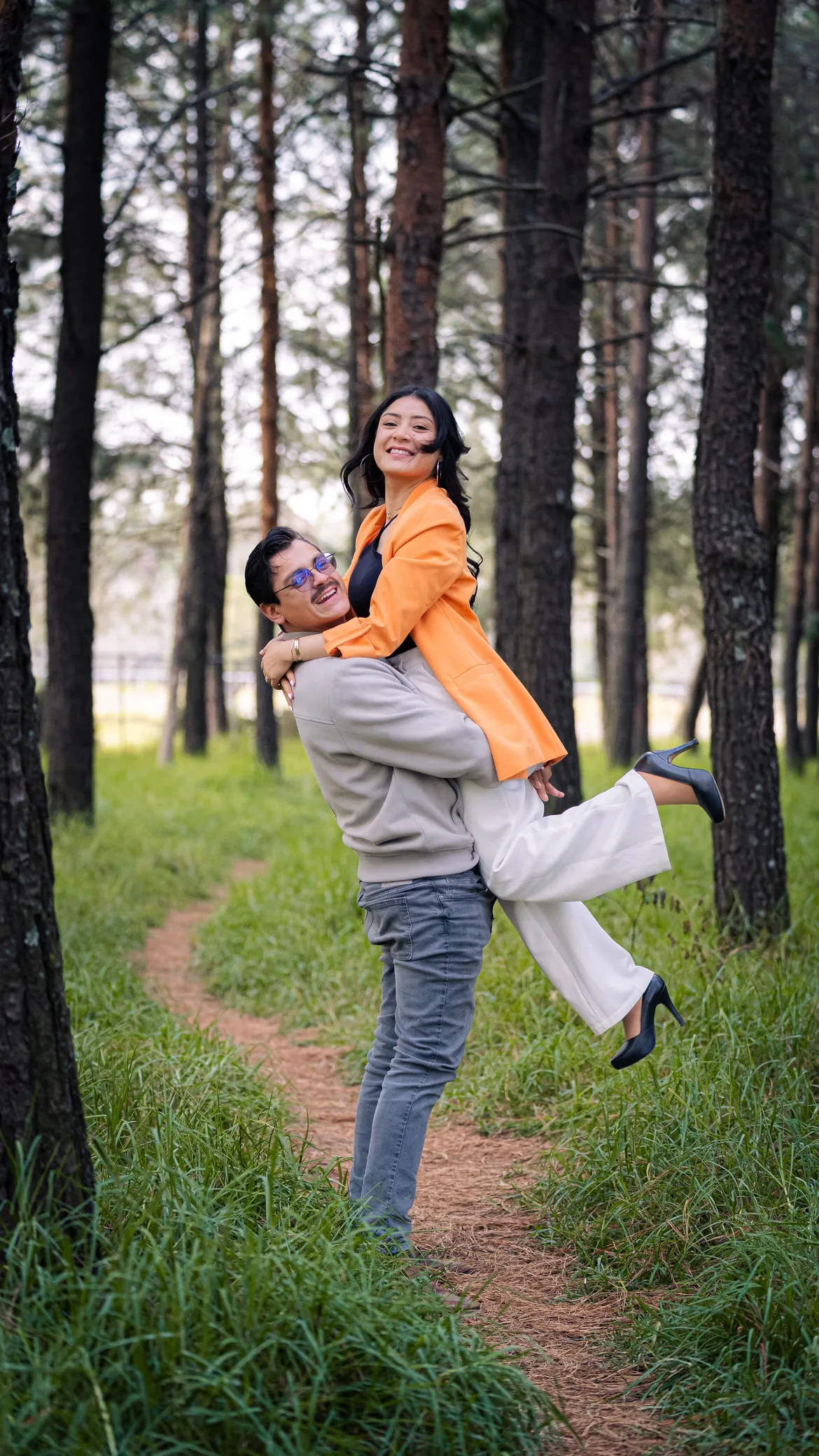 Gaby y Erik abrazados en el bosque