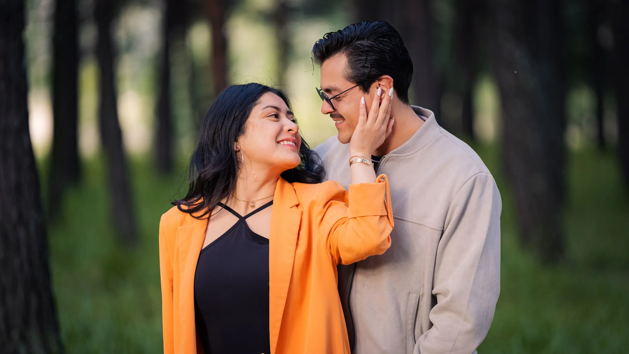 Gaby y Erik mirándose